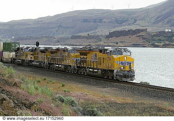 Ein intermodaler Stapelzug der Union Pacific  der Container nach Osten durch die Columbia River Gorge in Oregon  Vereinigte Staaten  befördert.