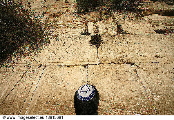 Ein israelischer Jude betet an der Klagemauer