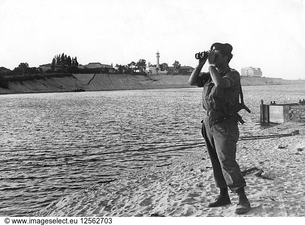 Ein israelischer Soldat an den Ufern des Suezkanals mit Ismailia im Hintergrund  August 1967. Künstler: Unbekannt