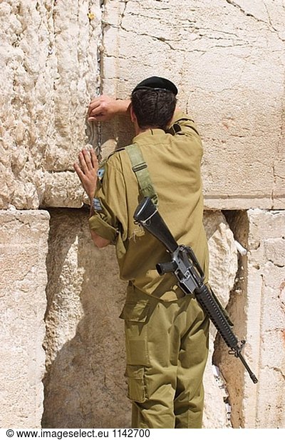 Ein israelischer Soldat betet an der Klagemauer in Jerusalem  Israel