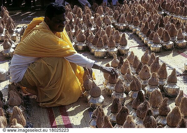 Ein Jain bei einer Puja  sravanabelagola  karnataka  Indien  Asien