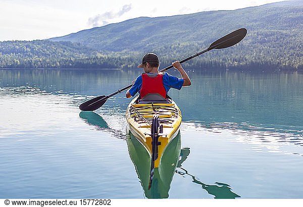 Ein Jugendlicher fährt Kajak auf dem White Lake  White Lake Provincial Park; British Columbia  Kanada