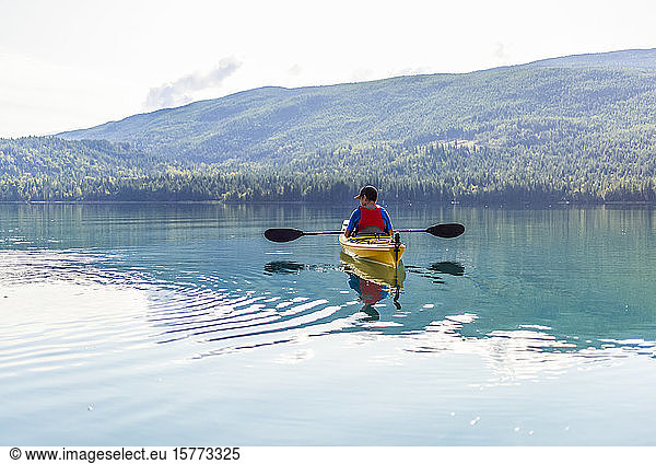 Ein Jugendlicher fährt Kajak auf dem White Lake  White Lake Provincial Park; British Columbia  Kanada