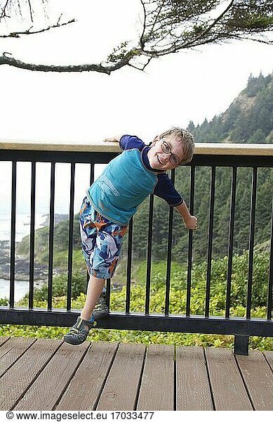 Ein Junge spielt auf einem Geländer am Cape Perpetua an der Küste von Oregon  USA.