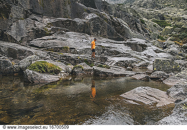 Ein junger Mann erkundet die freie Natur in der Sierra de Gredos  Avila  Spanien