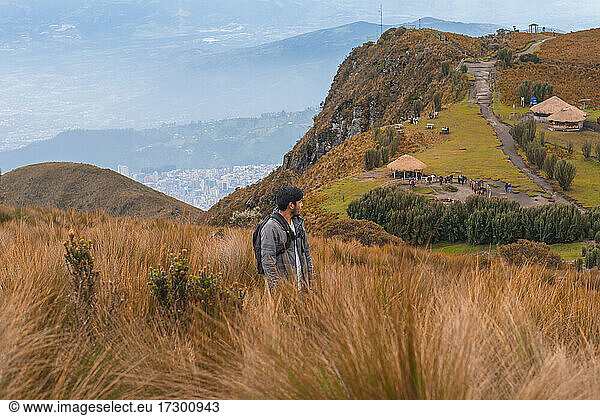 Ein junger Mann genießt die freie Natur in den Bergen.