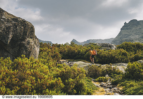 Ein junger Mann mit Rucksack wandert in der Sierra de Gredos  Avila  Spanien