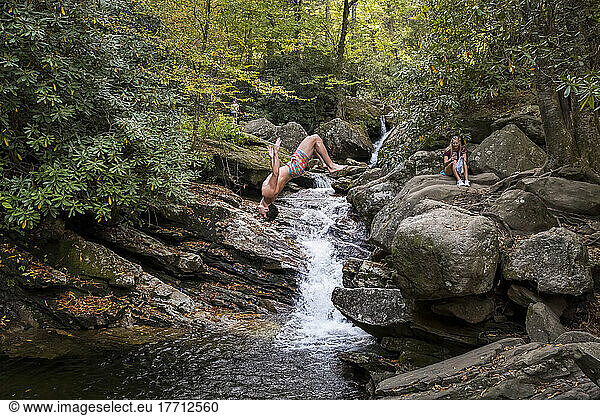 Ein junger Mann taucht in die Skinny Dip Falls in der Nähe des Looking Glass Overlook in den Blue Ridge Mountains in North Carolina; North Carolina  Vereinigte Staaten von Amerika