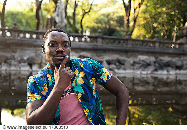 Ein junger schwarzer Mann im Park. Porträt eines Reisenden im Freien. Porträt