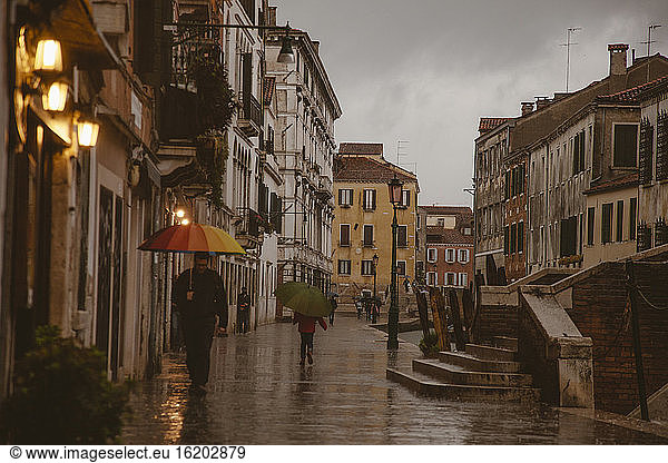 Ein Kanal im Norden Venedigs  im Regen