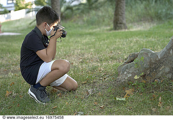 Ein Kind macht ein Foto im Wald