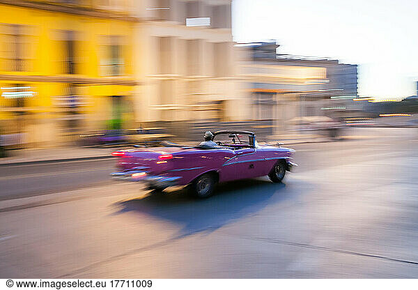 Ein klassisches amerikanisches Cabriolet fährt eine Straße in der Innenstadt von Havanna entlang; Havanna  Kuba