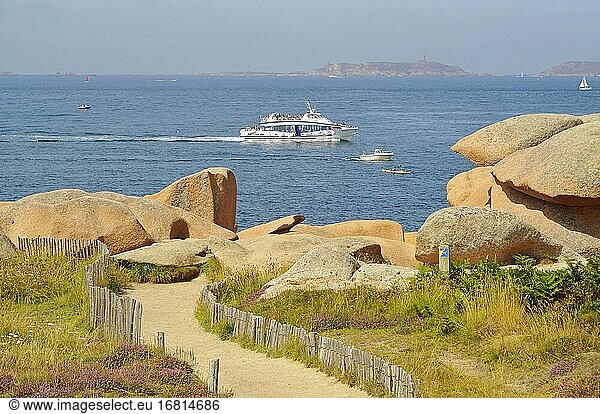 Ein Kreuzfahrtschiff und Felsen an der Rosa Granitküste  Bretagne  Frankreich (C?te de Granit Rose)