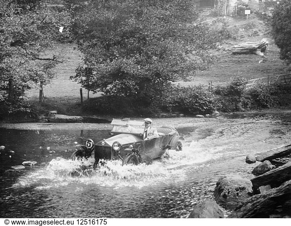 Ein Lancia Lambda wird durch Wasser gefahren  um 1925. Künstler: Unbekannt