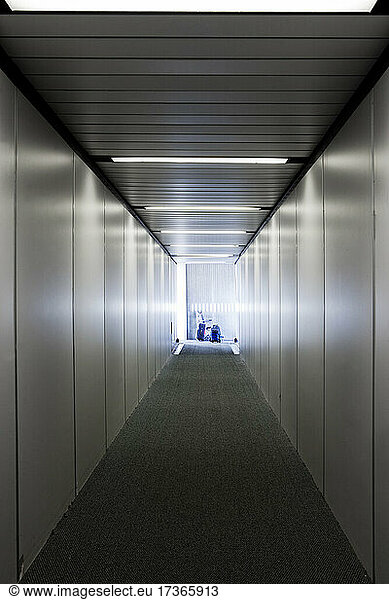 Ein leerer schmaler Tunnel oder Korridor  eine Fluggastbrücke.