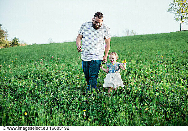 Ein Lifestyle-Foto eines jungen Millennial-Vaters mit seiner Tochter