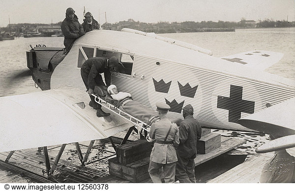 Ein Luftkrankenwagen des Schwedischen Roten Kreuzes auf See  Malmö  Schweden  1923. Künstler: Otto Ohm