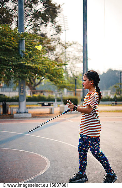 Ein Mädchen übt Badminton