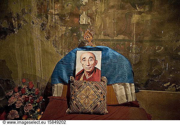 Ein Mönchsbild auf einem buddhistischen Altar