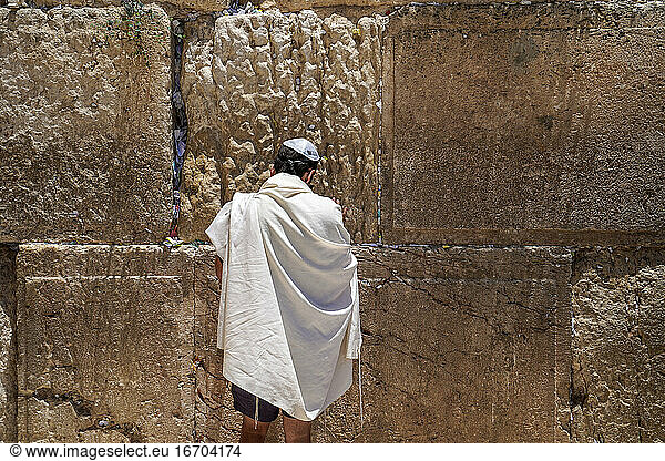 Ein Mann betet vor der Klagemauer  Jerusalem  Israel