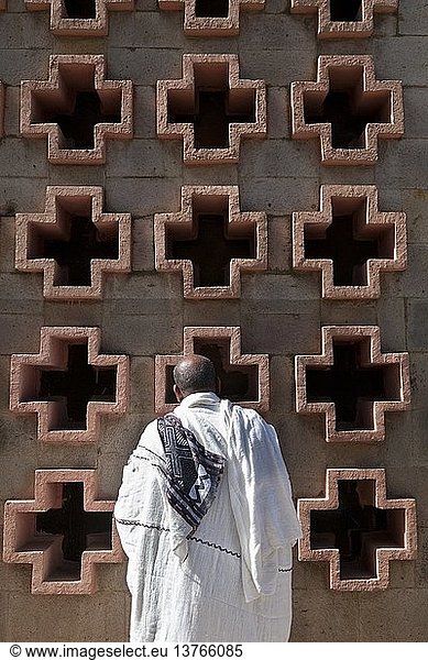 Ein Mann betet vor einer Kirchenmauer in Addis Abeba  Addis Abeba  Äthiopien.