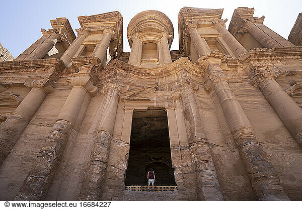 Ein Mann betrachtet das in den Berg gehauene Monastery Monument  Petra  Jordanien