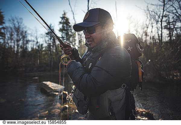 Ein Mann fischt morgens in Maine