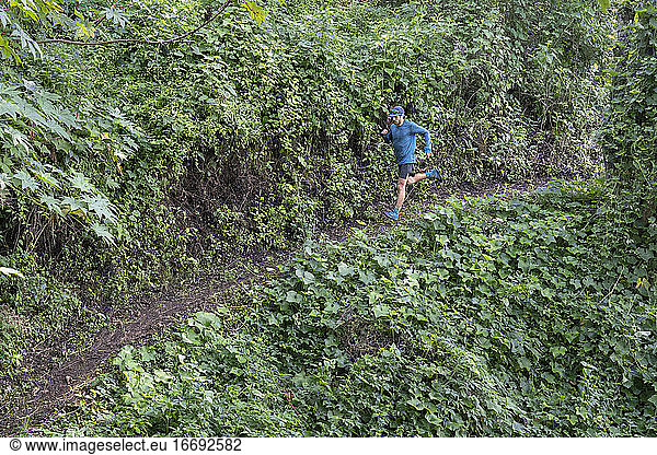 Ein Mann läuft auf einem von Vegetation umgebenen Weg in Zacatlan