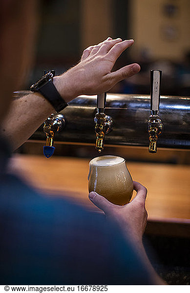 Ein Mann schenkt ein Bier in einer Brauerei in The Dalles  Oregon  ein.