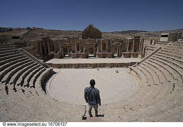Ein Mann steht in der Nähe des antiken römischen Theaters in Jerash  Jordanien