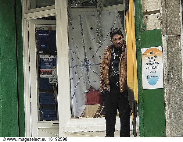 Ein Mann steht vor einem Geschäft  Tanger  Marokko.