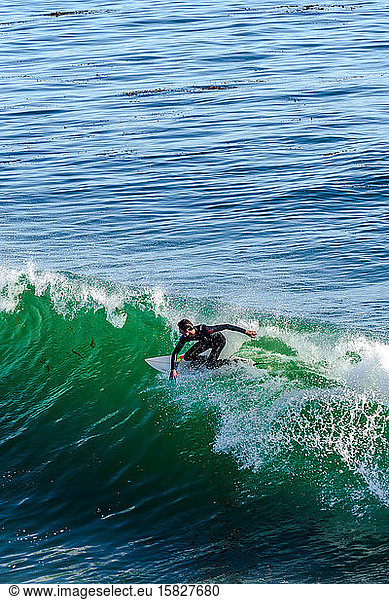 Ein Mann surft an einem bemerkenswerten Ort in Santa Cruz  CA