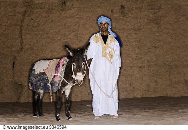 Ein Mann und ein Esel  Marokko.