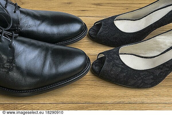 Ein Mann und eine Frau berühren sich mit ihren Schuhen. Konzept zusammen  Treffen  Begrüßung  Beziehungen  von Angesicht zu Angesicht