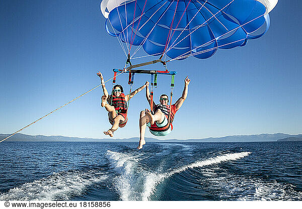 Ein Mann und eine Frau genießen das Parasailing in South Lake Tahoe  Kalifornien.