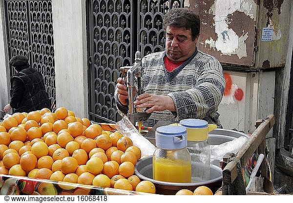 Ein Mann verkauft frisch gepressten Saft in der Stadt Istanbul. Türkei. Foto: Andr? Maslennikov