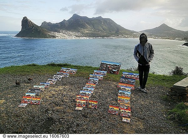 Ein Mann verkauft Kunst an der Aussperrung in Hout Bay  Kapstadt  Südafrika. Foto: Andr? Maslennikov.