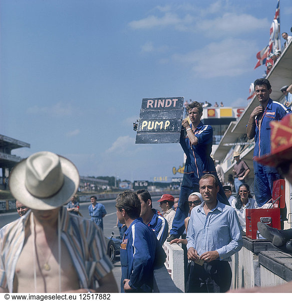 Ein Mechaniker hält ein Schild hoch  Großer Preis von Frankreich  Le Mans  Frankreich  1967. Künstler: Unbekannt