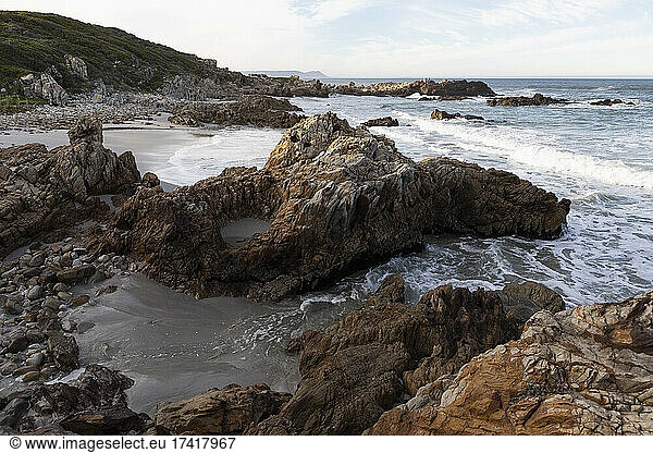 Ein menschenleerer Strand  zerklüftete Felsen und Felstümpel an der Atlantikküste.