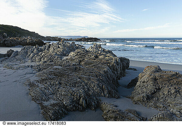 Ein menschenleerer Strand  zerklüftete Felsen und Felstümpel an der Atlantikküste.