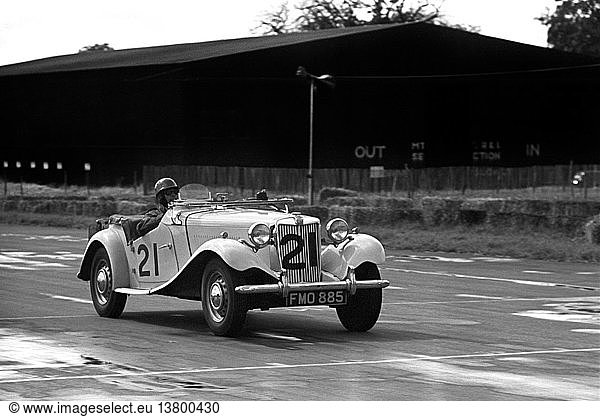 Ein MG TC  der an der International Trophy in Silverstone  England 1950  teilnimmt.