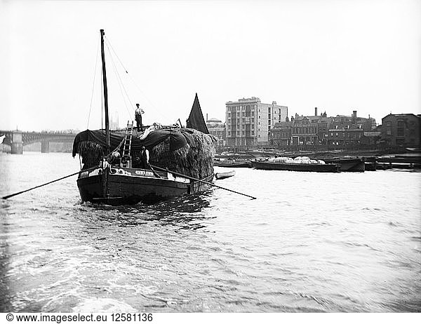 Ein mit Heu oder Esparto beladener Lastkahn auf der Themse  London  um 1905. Künstler: Unbekannt