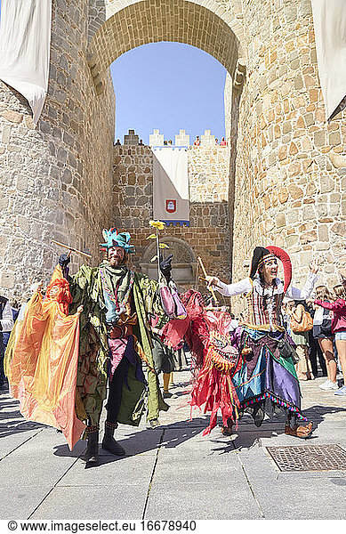 Ein mittelalterlicher Festumzug neben der wunderschönen Stadtmauer von Avila. Avila  Spanien