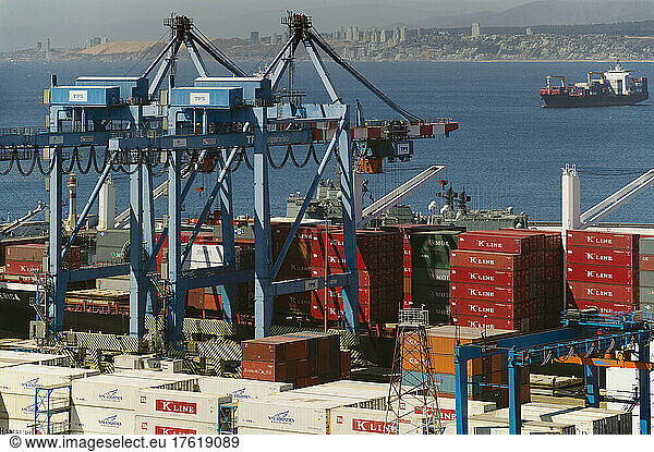 Ein moderner Containerhafen in Valparaiso  Chile  in Aktion; Valparaiso  Chile.