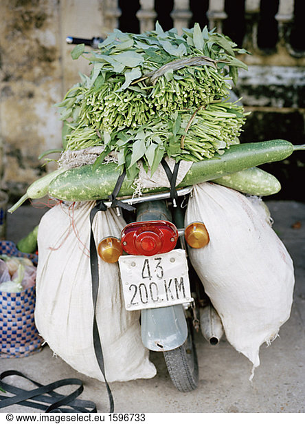Ein Moped verpackt mit Gemüse Vietnam.