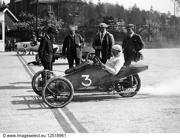 Ein Morgan von 1914 an der Startlinie eines Rennens  (1914?). Künstler: Unbekannt
