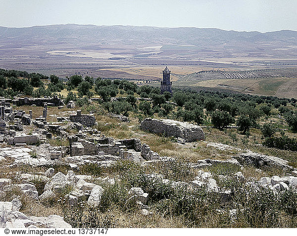 Ein numidisches Berbergrab  das von punischen Handwerkern gebaut wurde  gesehen von den Ruinen der römischen Stadt Dougga  Tunesien. Berber. 2. Jahrhundert v. Chr. In der Nähe von Dougga.