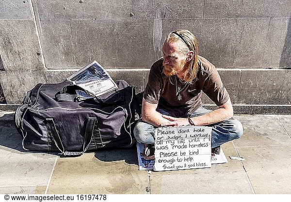 Ein Obdachloser auf den Straßen Londons mit einem Schild  das darum bittet  nicht verurteilt zu werden  Borough High Street  London  England.