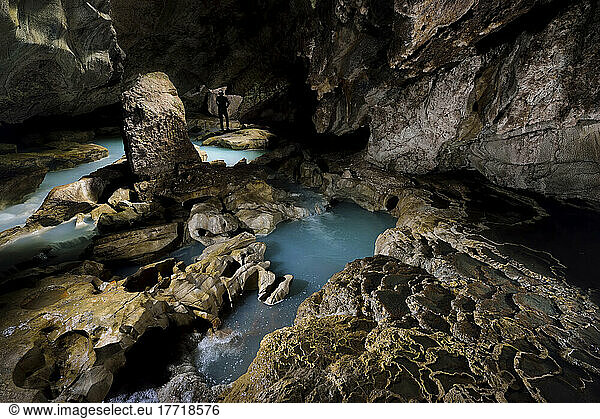 Ein Oberlichteingang lässt Tageslicht an eine wichtige Stelle in der Cueva de Villa Luz in Tabasco  Mexiko  fallen.