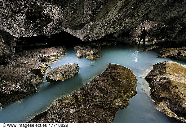 Ein Oberlichteingang lässt Tageslicht an eine wichtige Stelle in der Cueva de Villa Luz in Tabasco  Mexiko  fallen.
